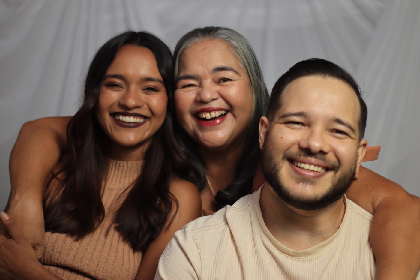 Família reunida e sorrindo em um retrato