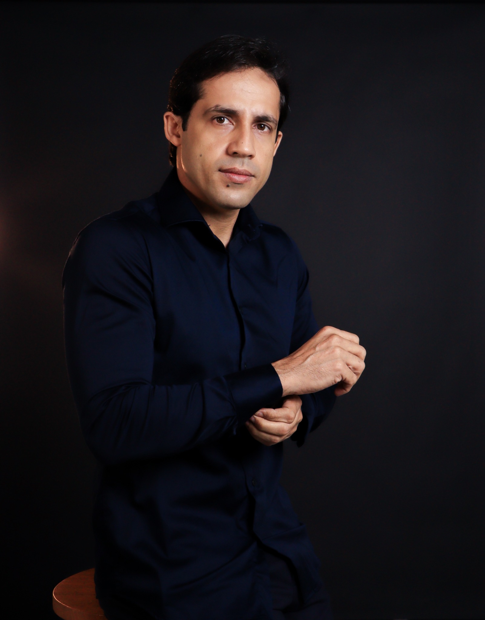 Retrato de marca pessoal de um homem em fundo escuro