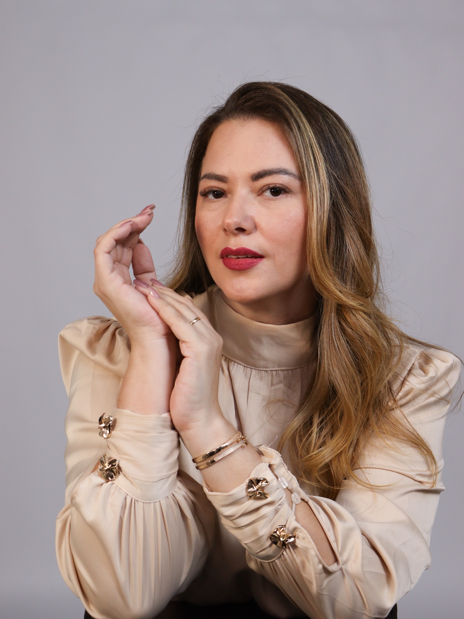 Retrato profissional de mulher loira com blusa clara